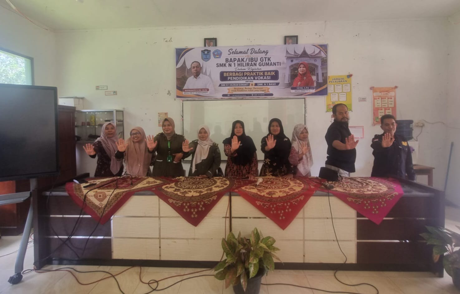 Perwakilan Yayasan Kanker Indonesia foto bersama perwakilan majelis guru SMKN 1 Baso usai sosialisasi pencegahan dan penanganan kanker